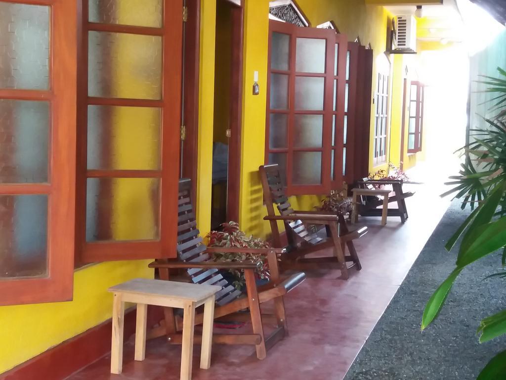Malika'S Yellow House Hikkaduwa Extérieur photo
